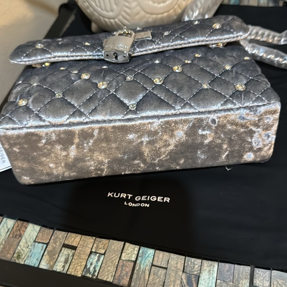 Kurt Geiger London Mini Brixton Lock Bag
Kurt Geiger London - Picture 11 of 15